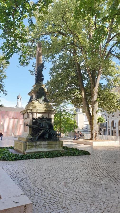 Chambres Poitiers Centre Ville - Salle De Bain, Refrigerateur, Tv Et Machine A Cafe Privatifs - Cuisine Commune - Terrasse - Hotel De Ville A 200M ภายนอก รูปภาพ